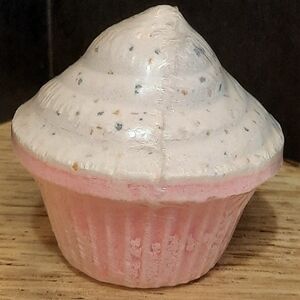"CONFETTI CUPCAKE BATH FIZZY"  BATH AND BODY WORKS
